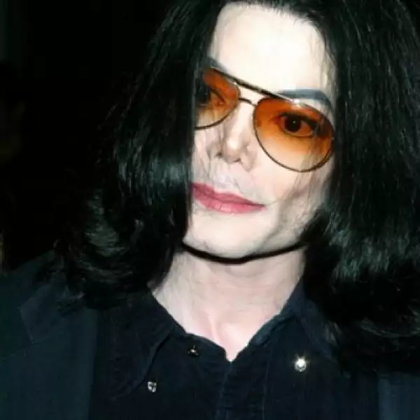 La estrella escribió dos libros: Moonwalk, autobiografía que relata su vida hasta 1988, y Dancing in the dream, un libro de poemas y reflexiones sobre diversos temas, como la vida, los niños, el mundo y los animales.