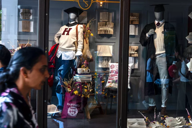 La mercancía de la marca Harvard se exhibe en una tienda en el barrio de Cambridge de Boston, sede de la Universidad de Harvard el 28 de mayo de 2025 en Boston, Massachusetts. Mientras el presidente Donald Trump intensifica su lucha con las universidades más antiguas del país y una de las más ricas del mundo, su administración ha pedido el martes a las agencias federales que cancelen contratos con la Universidad de Harvard valorados en aproximadamente 100 millones de dólares.