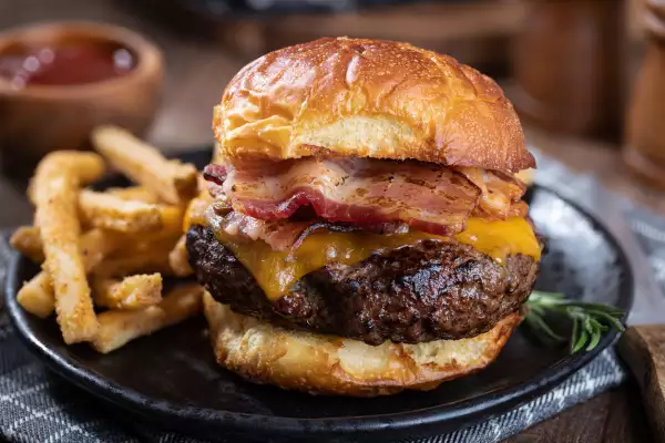 Las promociones por Día de la Hamburguesa en Burger King, McDonald's y Carl's Jr