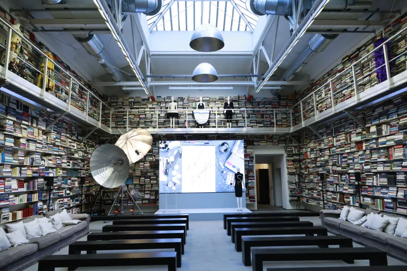 biblioteca estudio karl lagerfeld