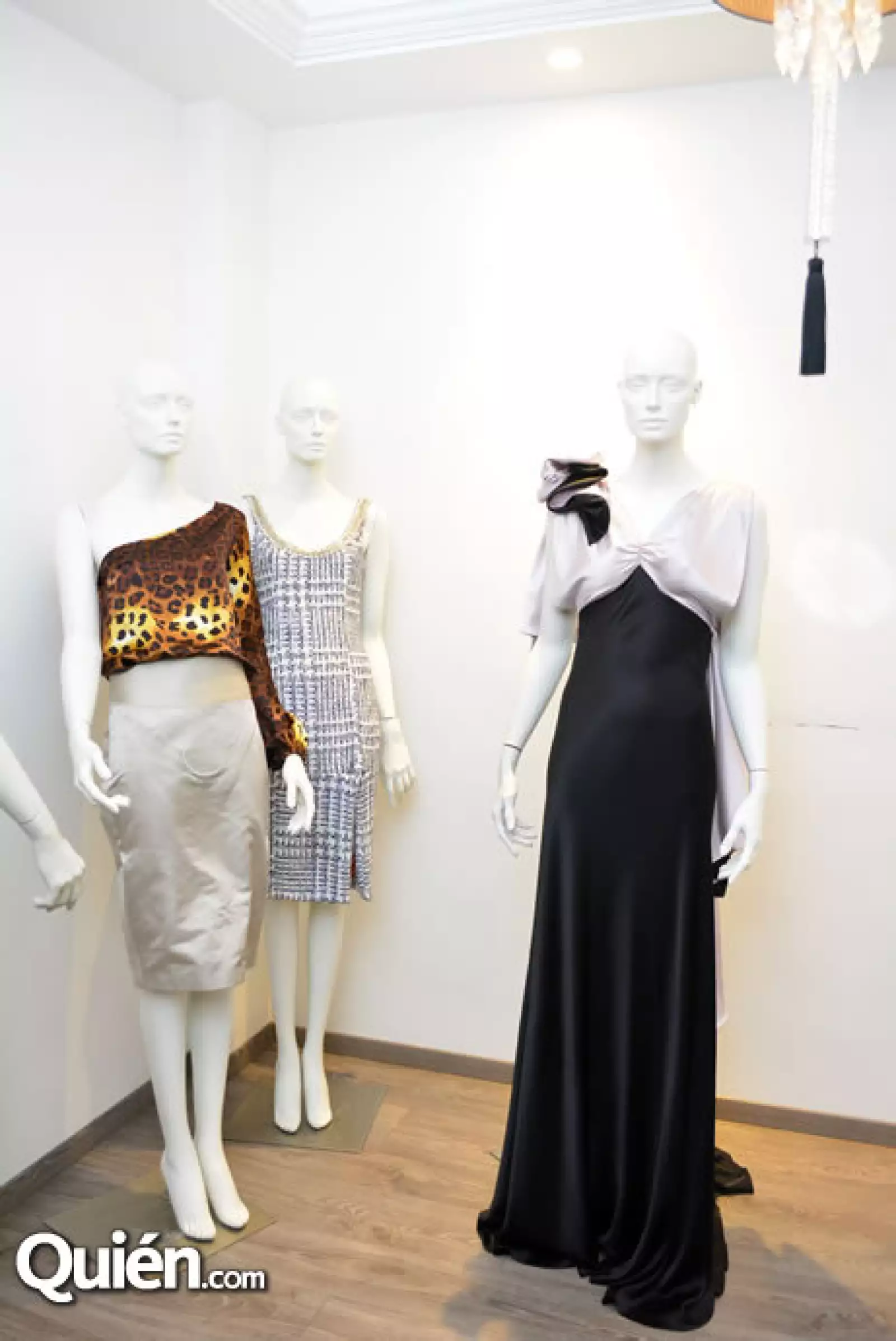 Toma general de la exhibición de ropa de Alejandro Carlín.