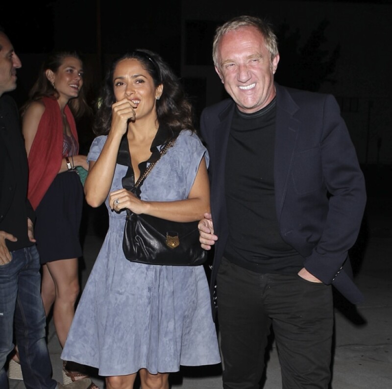 Salma y su esposo saliendo del lugar, atrás vemos a Carlota con su novio.