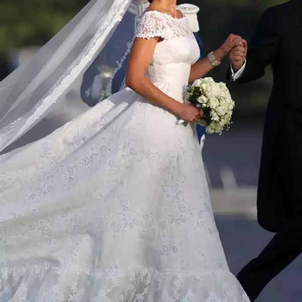 Clásica y femenina, Magdalena de Suecia se casó hace un par de meses con un vestido de escote en barco y aplicaciones de encaje diseñado por Valentino.