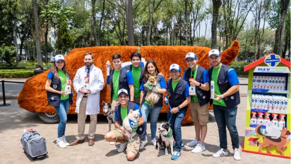 Los promotores de FamilyGuard, el veterinario y algunos perros posan para la foto con los productos de limpieza y desinfección.