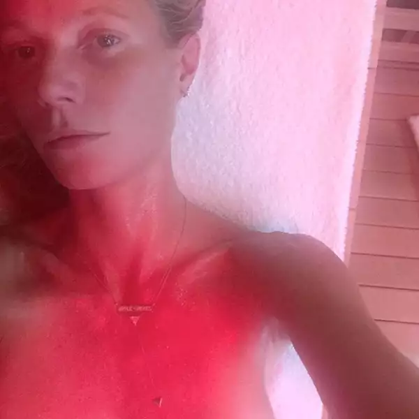 La famosa es fanática del sauna con luces infrarrojas, el cual es perfecto para quemar grasa y toxinas.