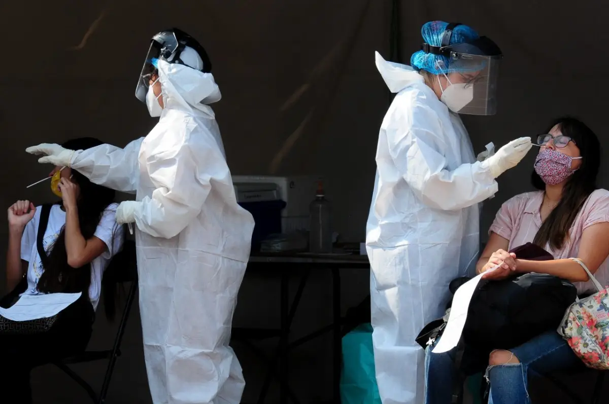 Dos mujeres se aplican la prueba de detección de Covid-19.