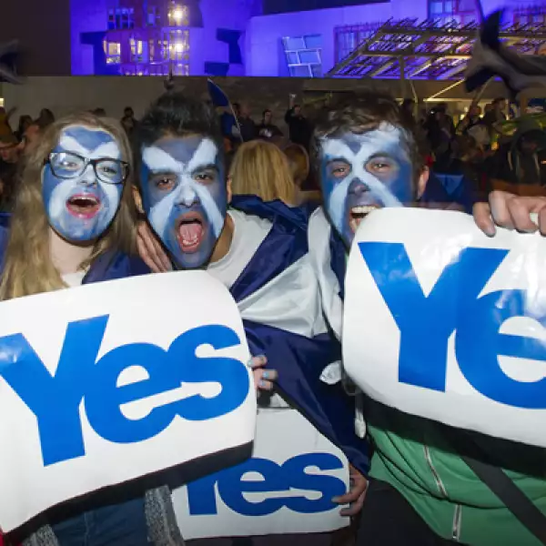 Los que están a favor del sí argumentan que Londres ha dilapidado los impuestos pagados sobre el petróleo y el gas extraído del fondo del Mar del Norte. El 90% del crudo del Reino Unido proviene de áreas que podrían ser reclamadas por una Escocia independ