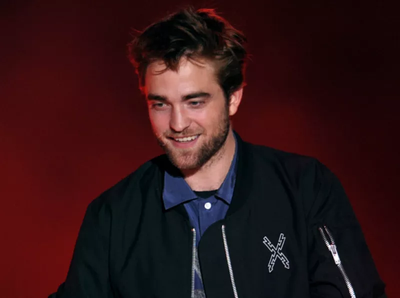El actor decidió salir luego de varios días de estar `desaparecido´ para poder alejarse de todo el escándalo que provocó la infidelidad de Kristen Stewart. Entérate dónde lo vieron.