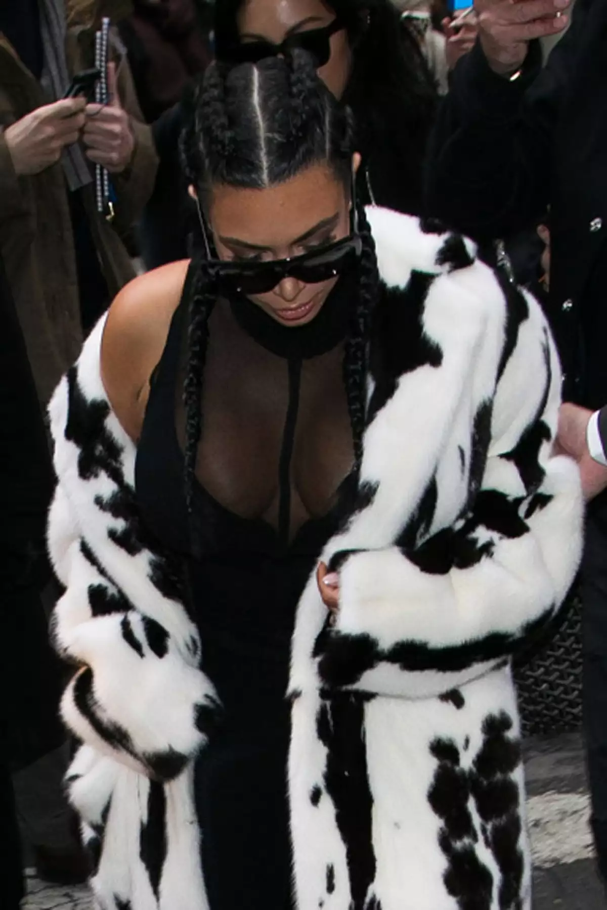 La estrella televisiva lució tremendo escote con transparencias.