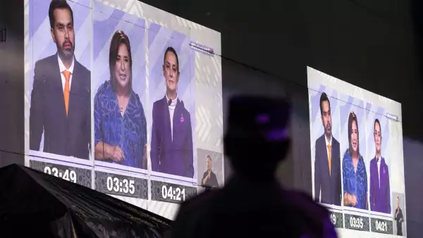 Espectadores observan el tercer debate