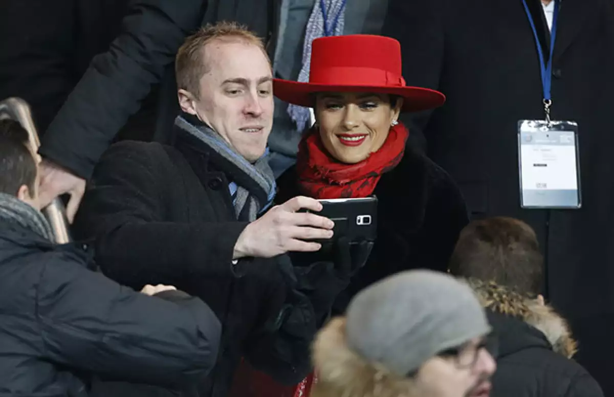 Muy amable, la mexicana aceptó tomarse una selfie con un fan.