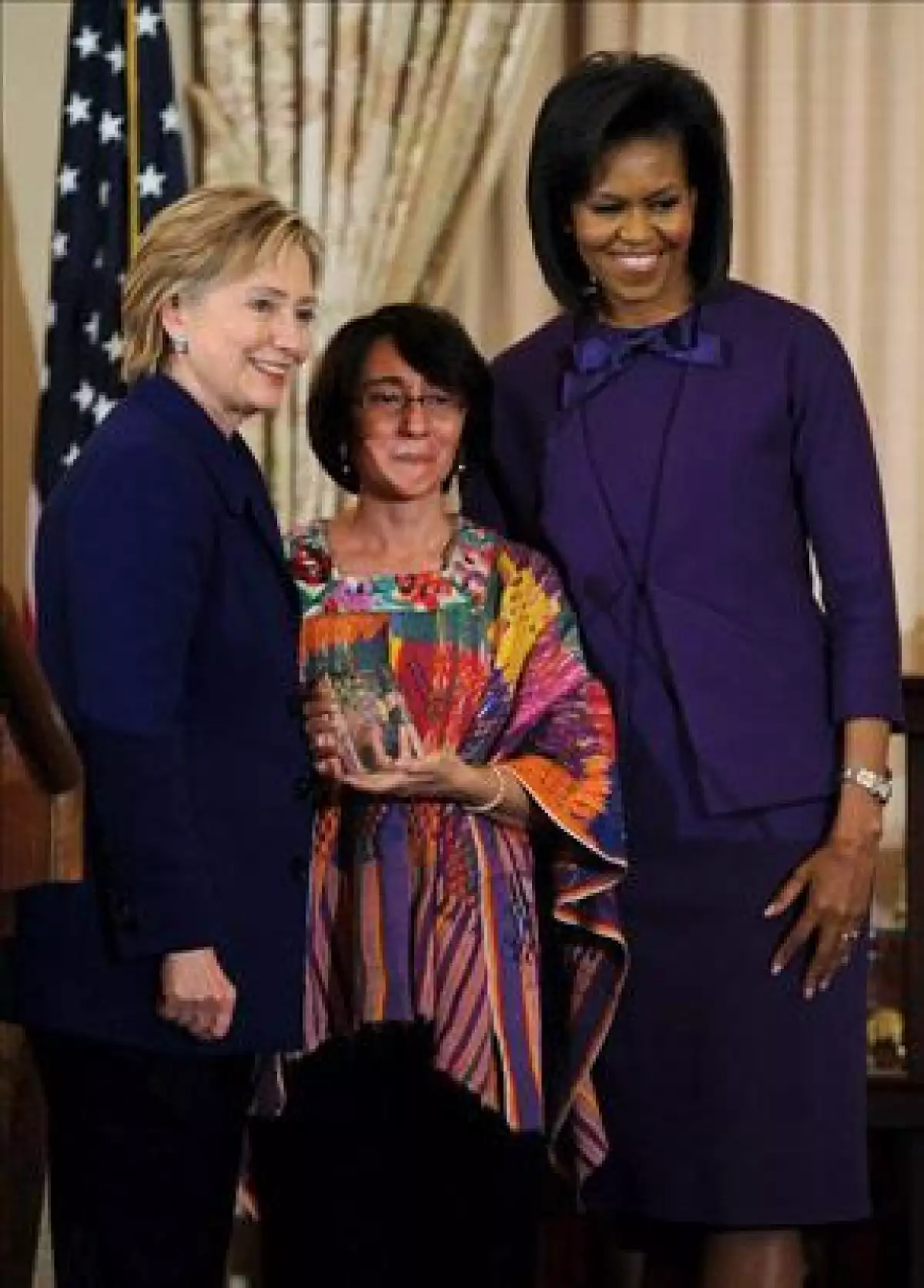 La secretaria de Estado y la primera dama de EU otorgaron a la guatemalteca Norma Cruz y a otras siete féminas destacadas del mundo el Premio Internacional a las Mujeres de Coraje.