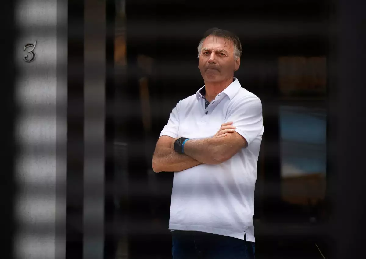 El expresidente brasileño Jair Bolsonaro es visto dentro de su casa en Brasilia el 2 de septiembre de 2025, mientras un juicio contra él y siete coacusados principales se lleva a cabo en la Corte Suprema Federal (STF) en la misma ciudad. La Corte Suprema de Brasil prometió el martes no ceder a la presión de Washington para decidir el destino del expresidente de extrema derecha Jair Bolsonaro, un aliado de Donald Trump en juicio por supuestamente planear un golpe de estado.
