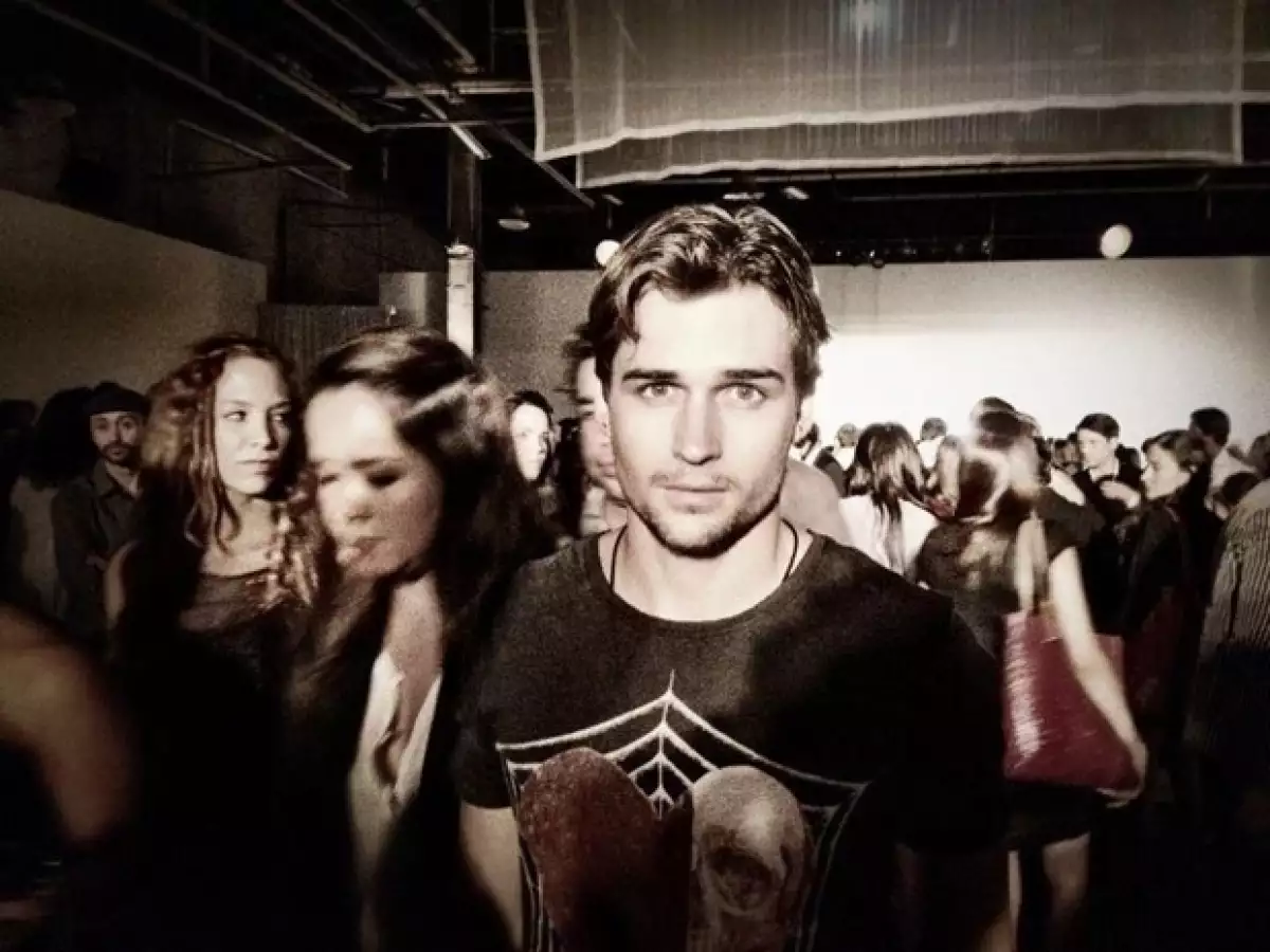 Jon Ecker tiene 29 años.