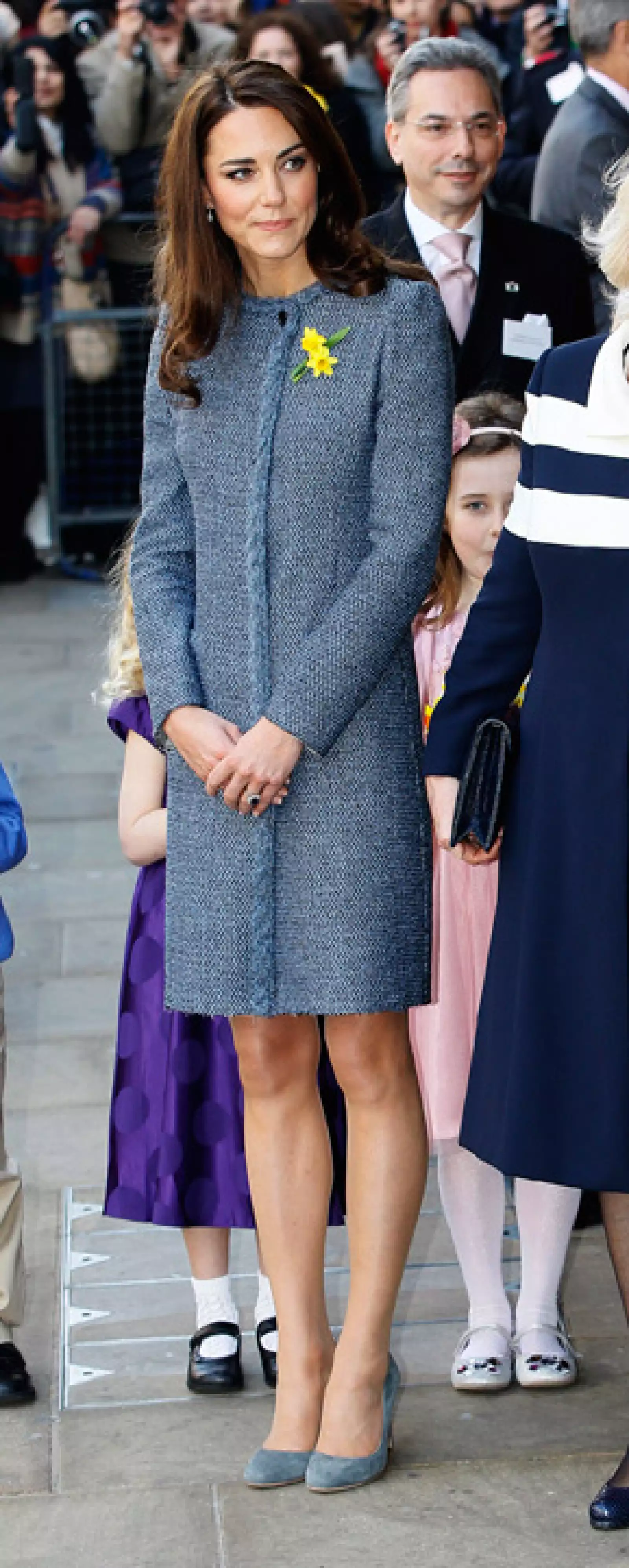 La Duquesa de Cambridge usó un abrigo color azul pizarra de la firma italiana Missoni y pumps de gamuza de Rupert Sanderson.
