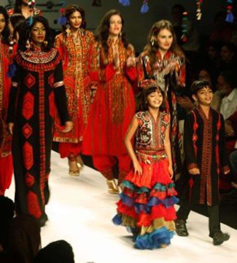 Rubina Ali y Azharuddin Ismail modelaron en la pasarela de la Wills LifeStyle India Fashion Week de Nueva Delhi.