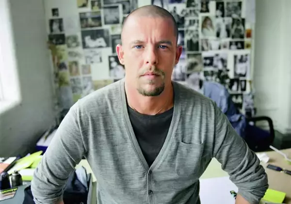 La reciente muerte de su madre pudo haber sido la causa de que se ahorcara.