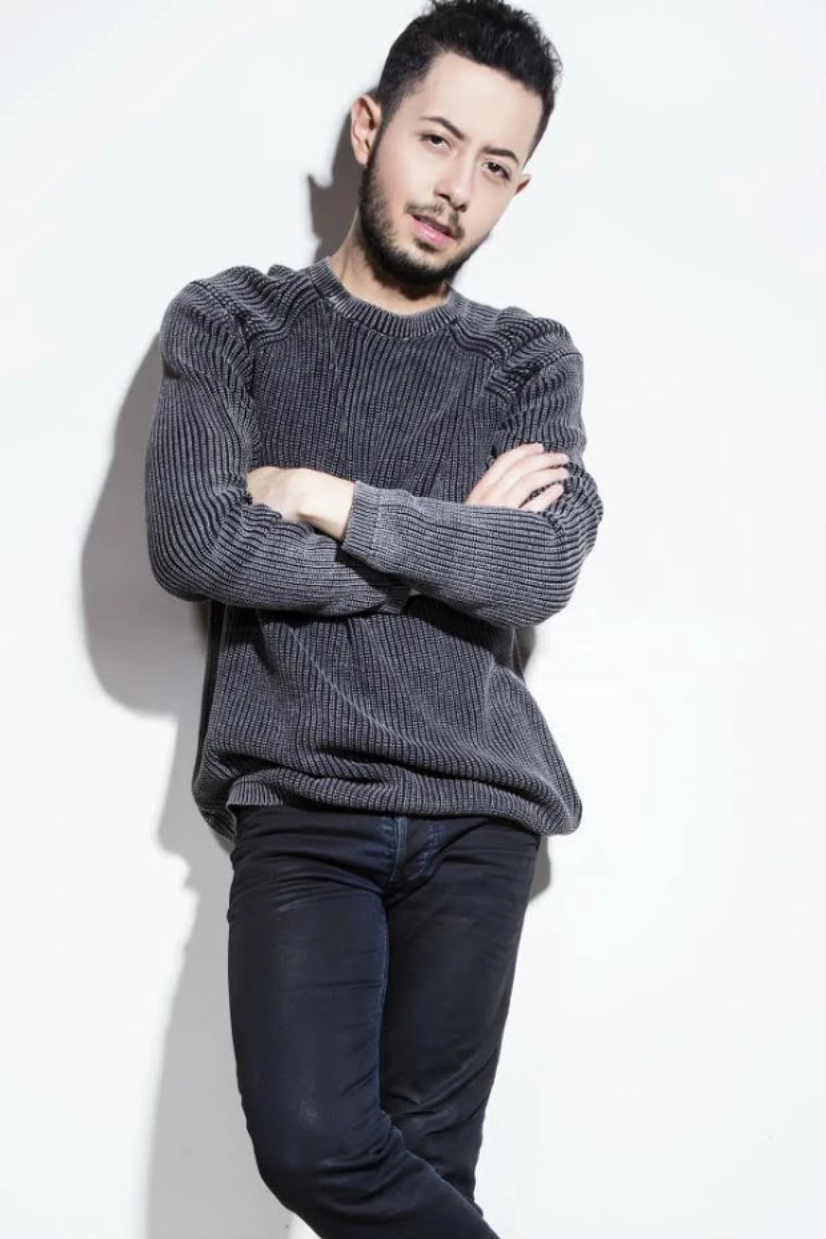 A sus 24 años, el joven decidió decir 'no' a la carrera política para elegir su pasión por la actuación. La serie "Amor sin reserva" es su primera gran oportunidad dentro de la televisión.
