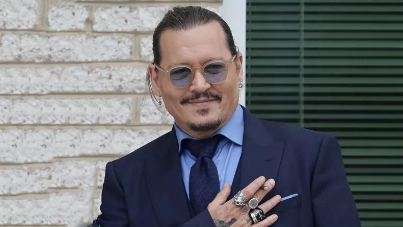 (El actor El actor Johnny Depp saliendo del juicio contra contra Amber Heard)