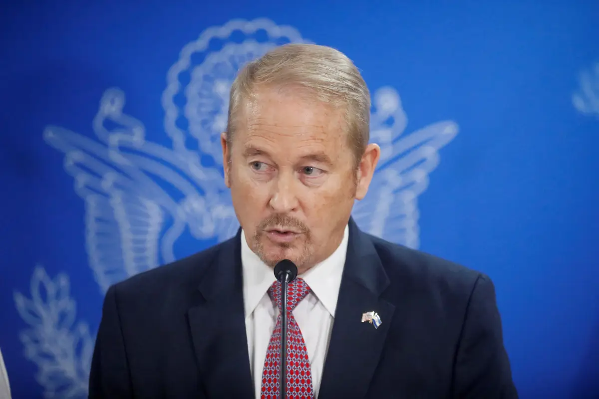 Ronald Johnson, entonces recién nombrado embajador de los Estados Unidos en El Salvador, participa en una conferencia de prensa en el Aeropuerto Internacional de El Salvador en San Luis Talpa, El Salvador, el 4 de septiembre de 2019.