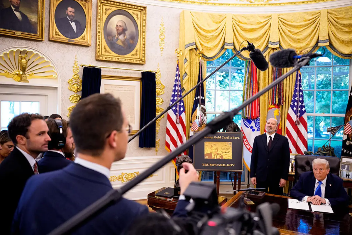 El presidente Donald Trump, acompañado por el Secretario de Comercio de los Estados Unidos, Howard Lutnick (2a R), recibe una pregunta de un reportero después de firmar una orden ejecutiva en la Oficina Oval de la Casa Blanca el 19 de septiembre de 2025 en Washington, DC. Trump firmó dos órdenes ejecutivas, estableciendo la "Trump Gold Card" e introduciendo una tarifa de 100.000 dólares para visas H-1B.