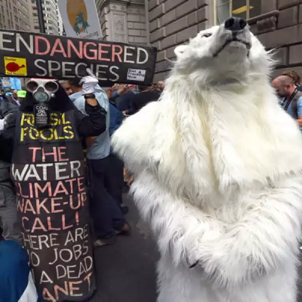 Cientos de manifestantes marcharon el lunes a través del distrito financiero de Nueva York y bloquearon calles cercanas a la Bolsa de Valores en una protesta contra el rol recaudador de Wall Street para empresas que contribuyen al cambio climático.