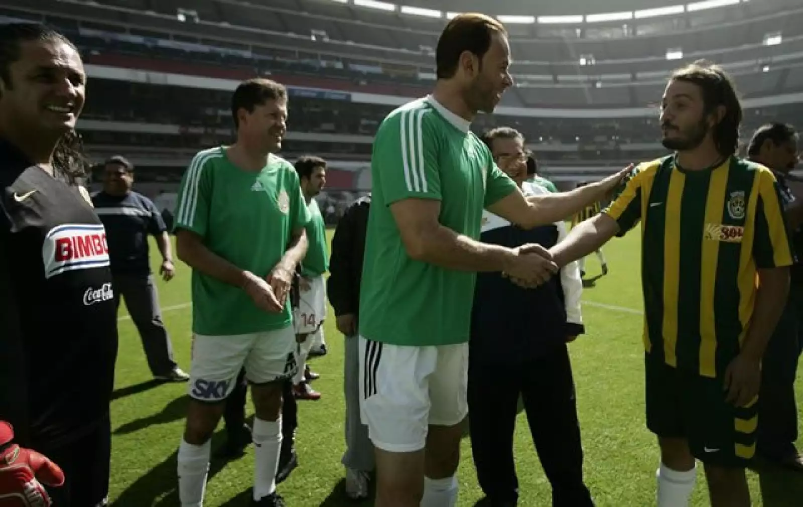 Diego saludando a Zague, uno de los comentaristas de Televisa Deportes.