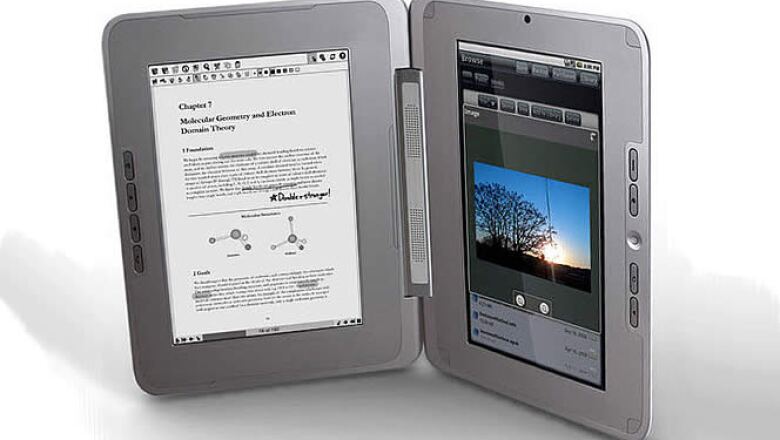 El lector de libros digitales, Edge, de la compañía Entourage cuenta con doble pantalla de 10 pulgadas, en una podrás ver el documento en blanco y negro, en la otra podrás desplegar gráficos o páginas de Internet. Tendrá un precio estimado de 500 dólares.