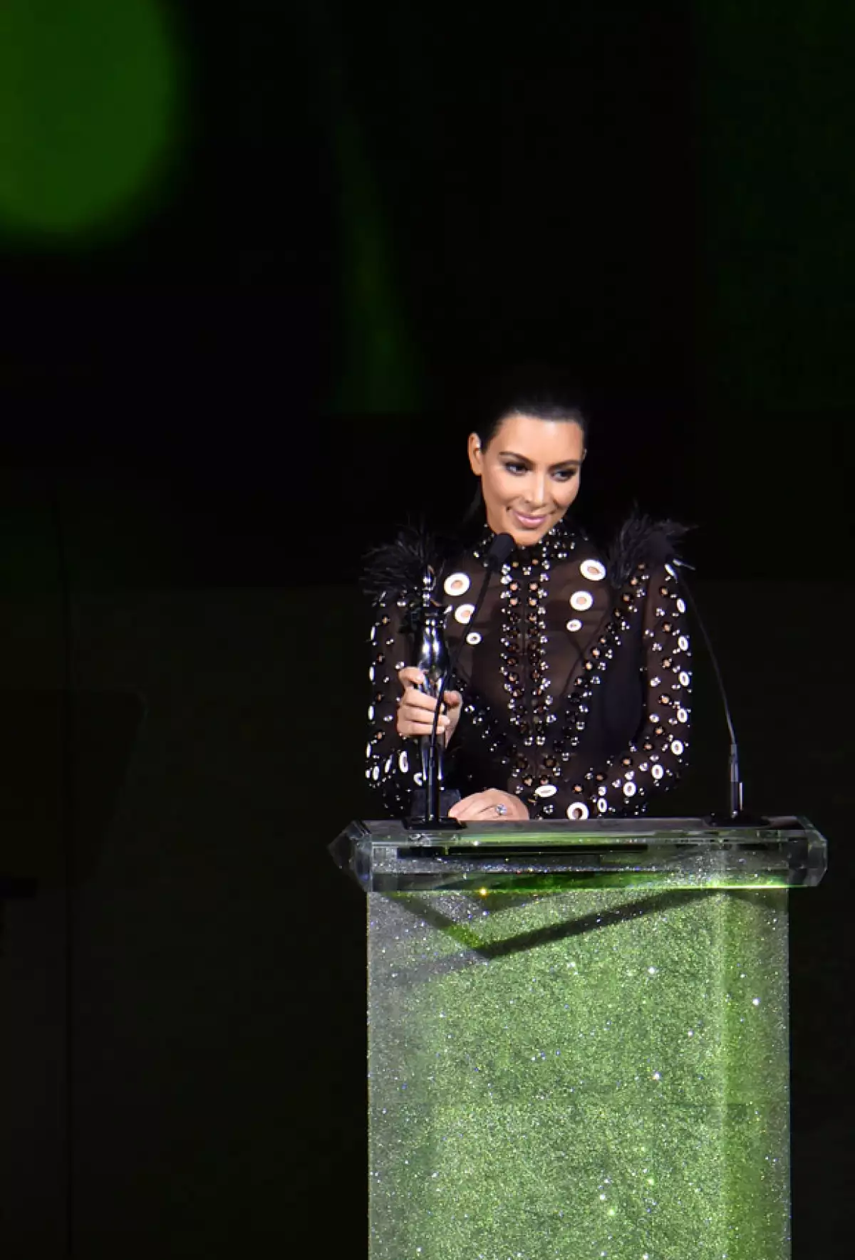 La estrella televisiva fue la encargada de presentar uno de los galardones durante la premiación.