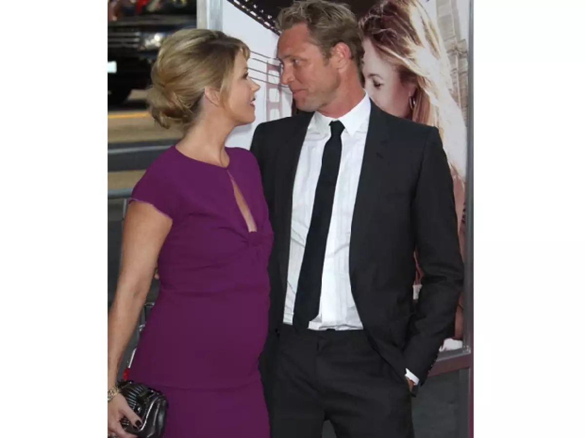 Christina Applegate y Martyn LeNoble, la actriz presume su pancita.