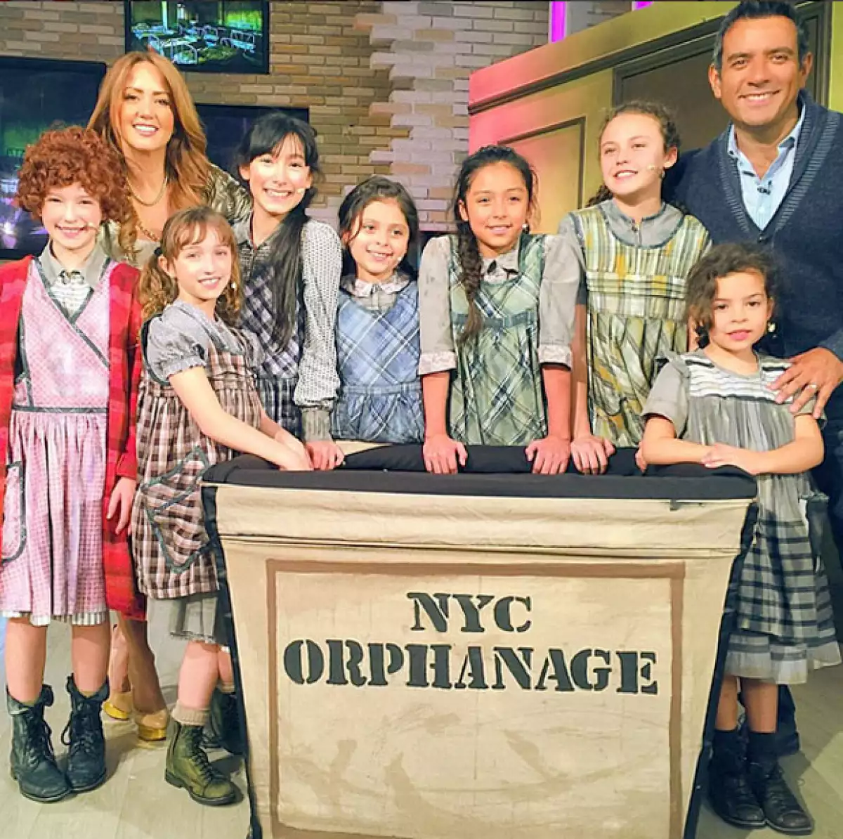 Mía, Nina y parte del elenco del musical "Annie" acudieron como invitadas al programa matutino, hecho que puso a flor de piel los sentimientos de la conductora y orgullosa mamá.