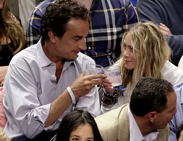 La famosa actriz y diseñadora ya no oculta su relación sentimental con Olivier Sarkozy, hermano del ex presidente de Francia.