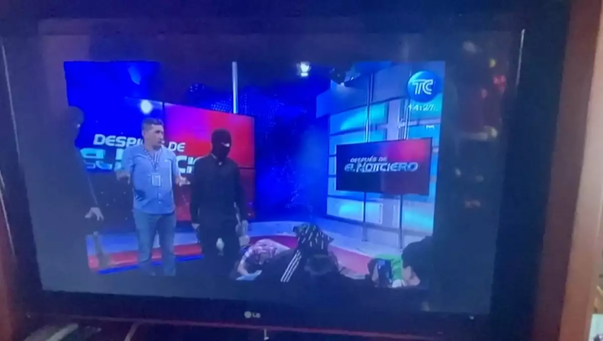 Personas encapuchadas y armadas se hacen cargo de un estudio de televisión de Ecuador TC durante una transmisión en vivo, en esta imagen fiegen de una grabación de Reuters del asunto del canal de señal TC, en Guayaquil, Ecuador, el 9 de enero de 2024.