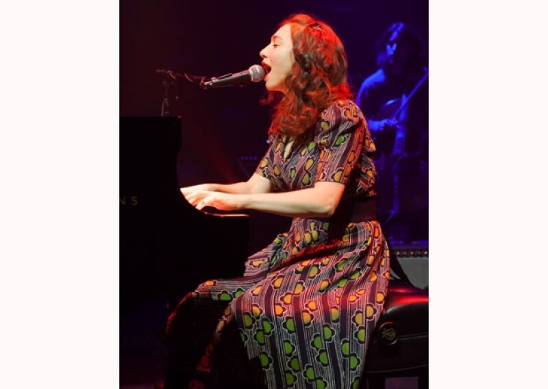 Regina Spektor se encontraba en el escenario cuando se hizo evidente un incendio en una cabaña perteneciente al lugar.