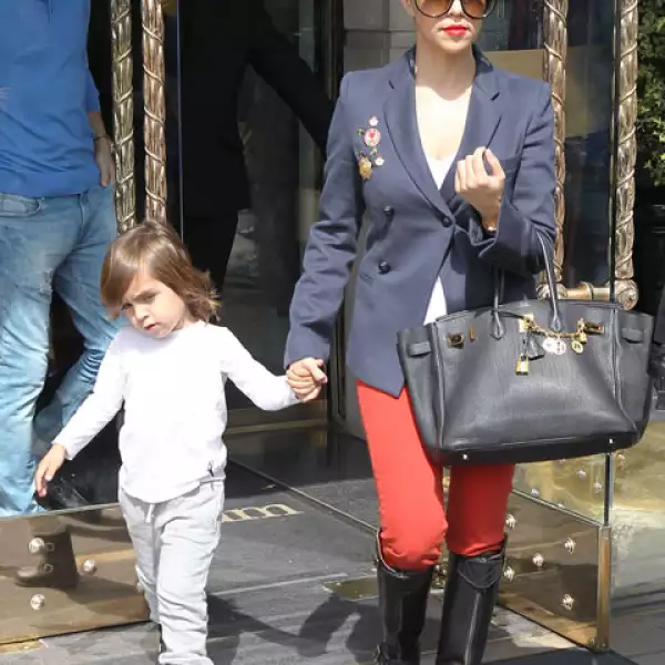 A Mason le encanta coordinar outfits con sus papás, aquí con una botas muy parecidas a las de su mamá, Kourtney.