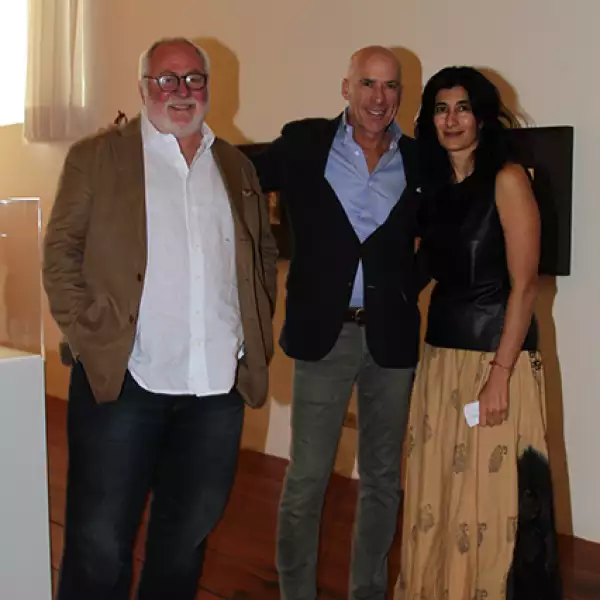 Duccio Ermenegildo y Chris Hill, coleccionistas de Washington, con Abaseh Mirvali