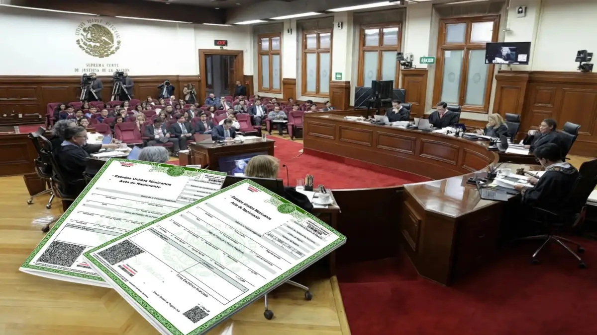 Acta de Nacimiento de México en primer plano sobre la mesa del estrado de la Suprema Corte de Justicia de la Nación, durante una sesión con ministros y público al fondo.