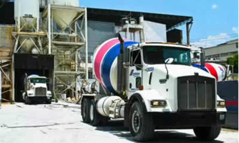 Desde la nacionalización de la industria, el sector inmobiliario enfrenta serias dificultades para conseguir cemento, cuya producción cayó 30% en el tercer trimestre del año. (Foto: Alejandro Hernández)