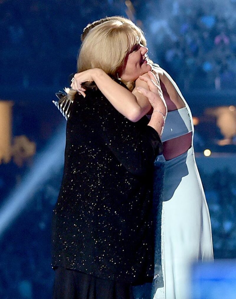 A unos días de revelarse que padece cáncer, Andrea Finlay reconoció las cualidades de su hija y le otorgó orgullosa el premio Milestone que da la academia de la música country de EU.
