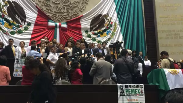 Diputados de la izquierda tomaron este martes la tribuna de San Lázaro en contra de la reforma energética aprobada en la víspera por el Senado.