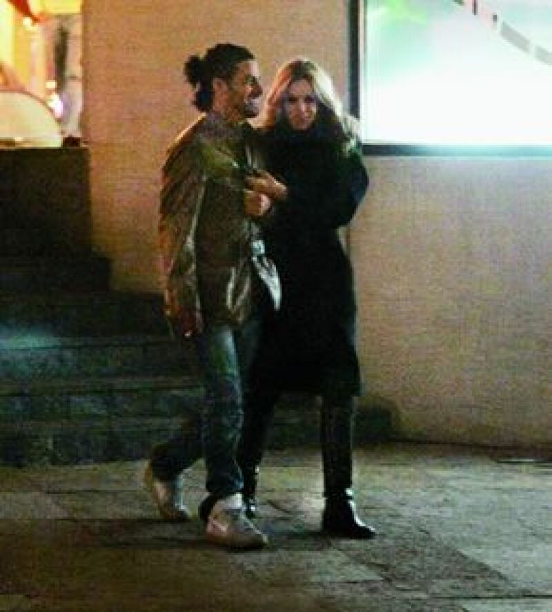 Salidas a comer, al cine, a cenar, al concierto de Miguel Bosé y un beso confirman la relación sentimental entre la conductora de 43 años y el actor de 29.