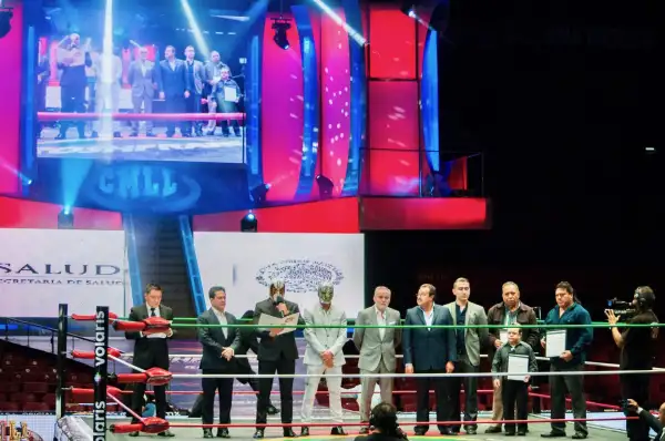 Funcionarios y luchadores en la Arena México