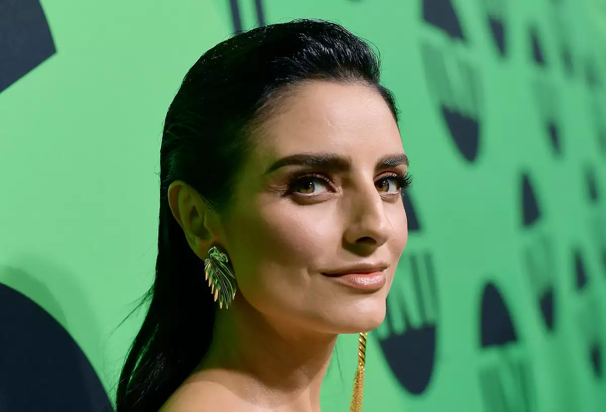  Aislinn Derbez 