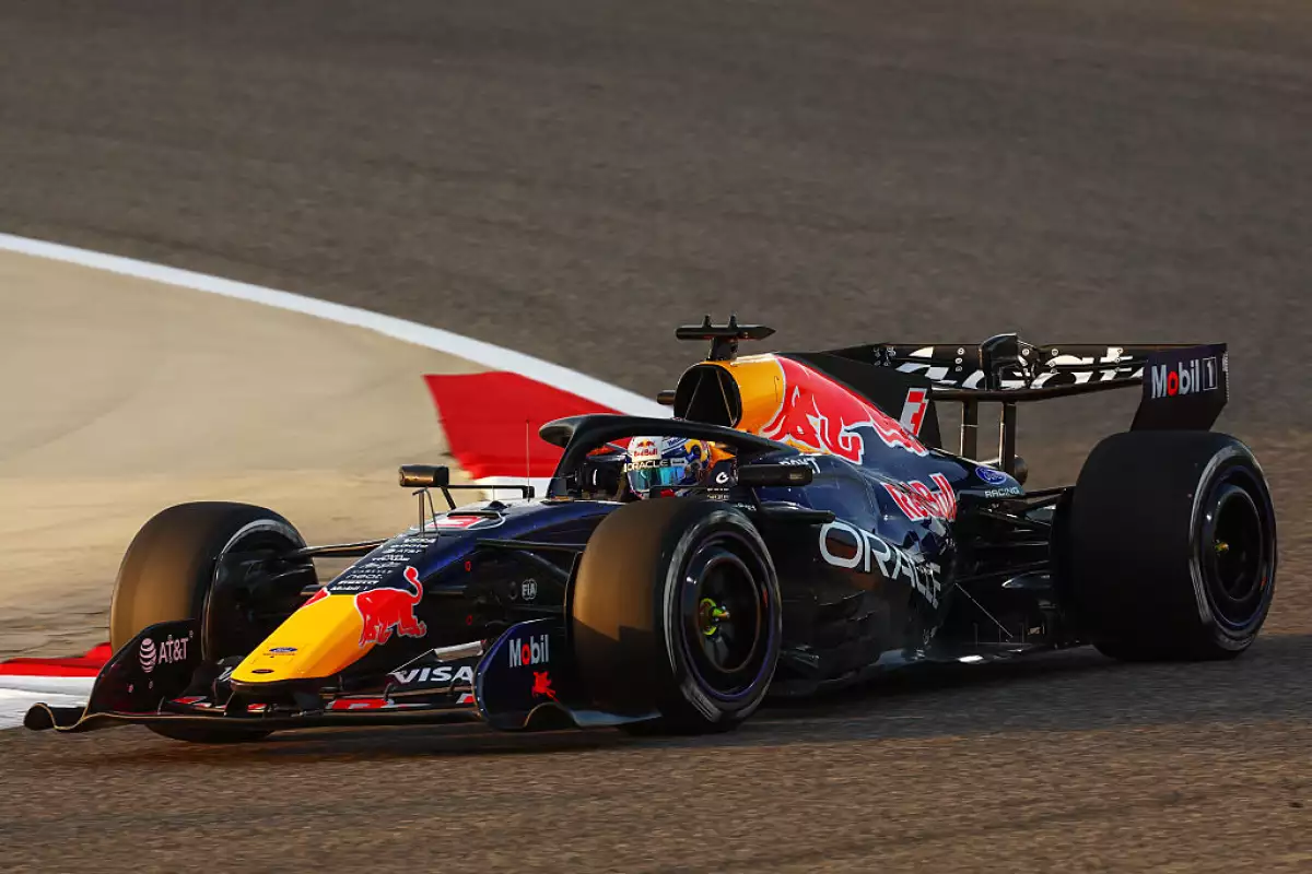 Max Verstappen testando su nuevo monoplaza en Bahréin.