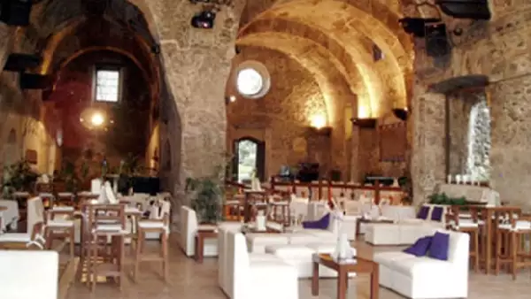 ¿Te gustaría hacer la recepción de tu boda totalmente diferente a lo tradicional? que te parece basarte en una nueva tendencia y darle a la celebración de tu boda un estilo tipo lounge.