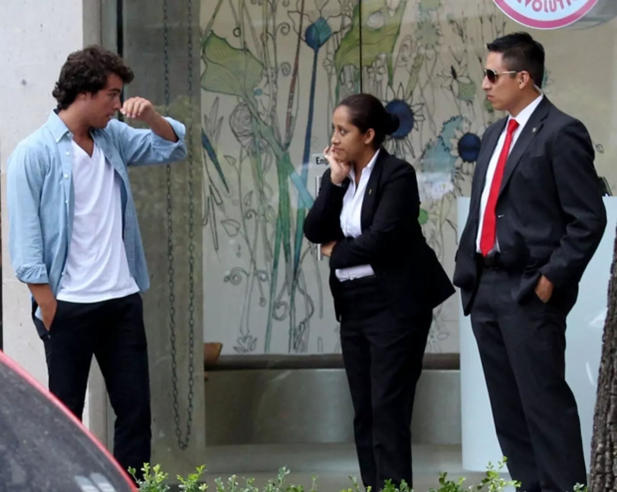 Iñaki junto a los guardias de seguridad.