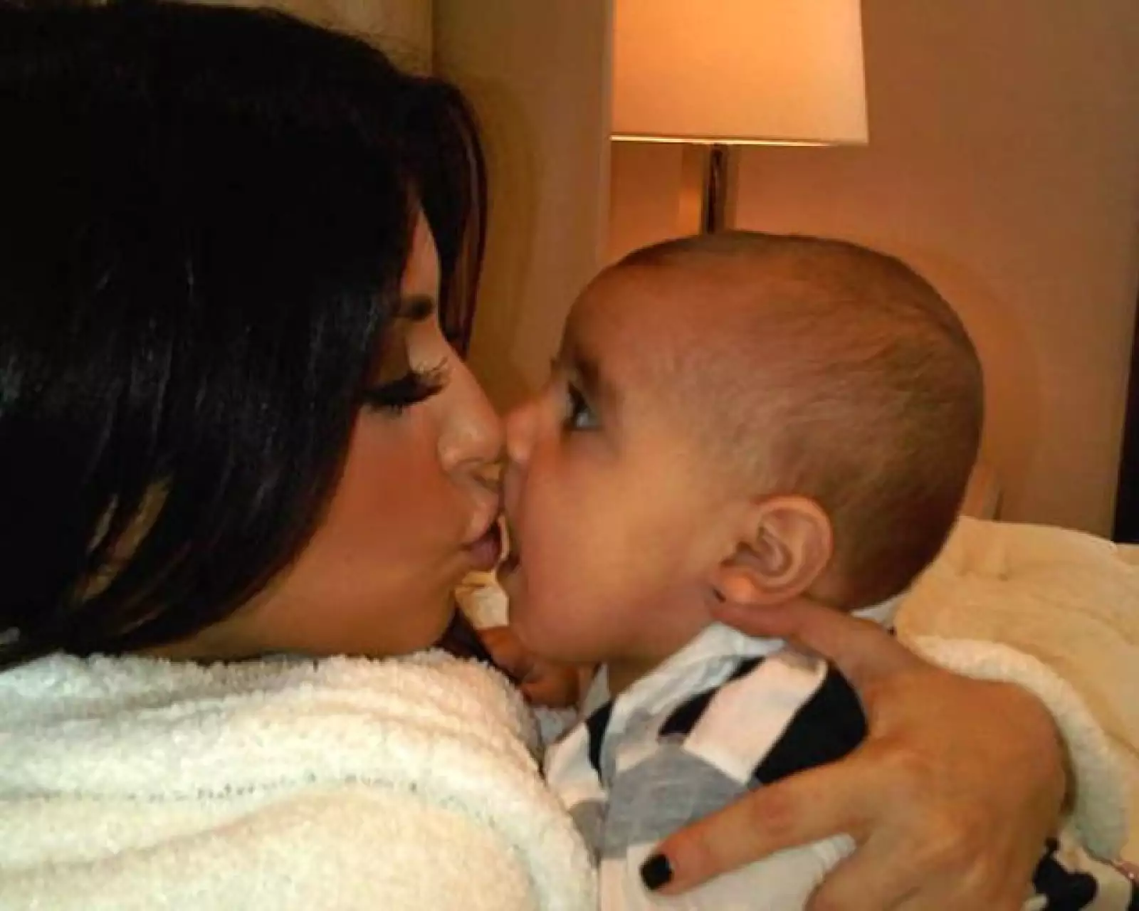 Esto es lo que hace por las mañanas la bella Kim Kardashian, besar al pequeño Mason.