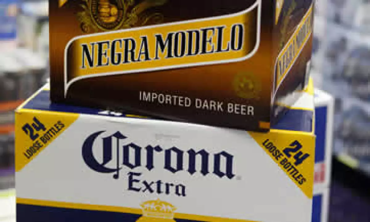 Modelo usó un tipo de cambio en 12.50 pesos por dólar, por debajo del actual que se sitúa alrededor de 11.70 pesos. (Foto: AP)