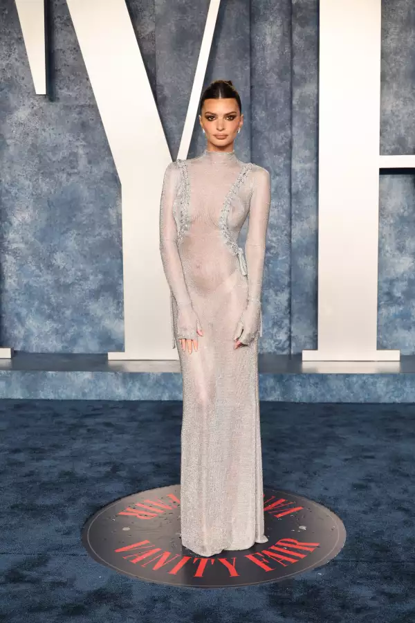 Emily Ratajkowski en el after party de Vanity Fair 2023.