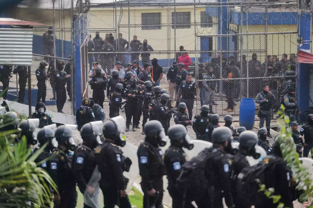 Los agentes antidisturbios guatemaltecos vigilan la entrada al Centro de Detención Preventiva para hombres en la Ciudad de Guatemala el 18 de enero de 2026.